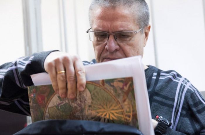 Fost ministru rus, care citește în timp ce este judecat.
