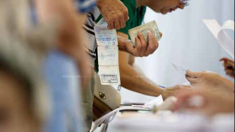 Către ora 20:00, la urnele de vot s-au prezentat circa 1.326.190 din cei 2.812.280 de alegători. Foto: publika.md