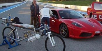 Bicicleta care atinge 333km/h în doar 4 secunde, a învins un Ferrari pe pista de curse. Foto: lavanguardia.com