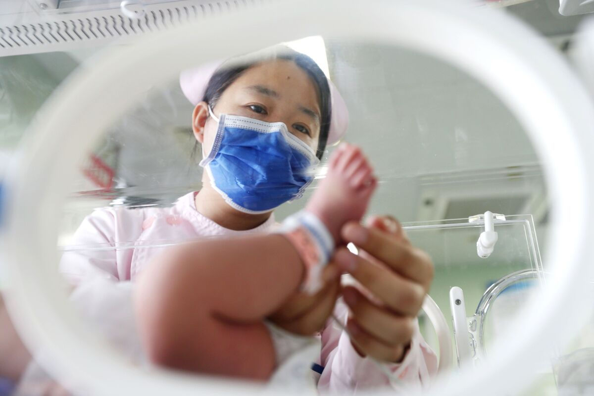 China va introduce o taxă pe contraceptive pentru a stimula natalitatea.