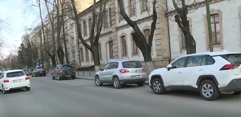 Водители: В Кишиневе все труднее найти парковку для машины.