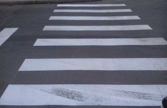 Un inspector de patrulare a ajuns la spital dupa ce a fost lovit de catre o masina chiar in fata Inspectoratului de politie Buiucani.