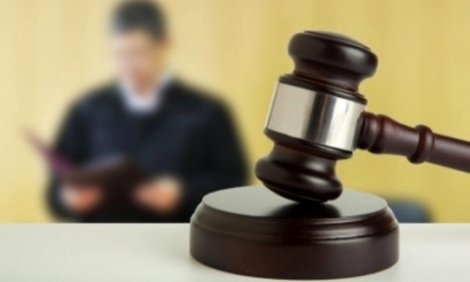 Funcţionarul, în vârstă de 33 de ani, a fost reţinut de procurorii şi ofiţerii anticorupţie imediat după primirea banilor estorcaţi.