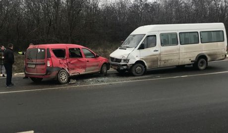 Orhei: Microbuz de rută, în accident. O pasageră, la spital. Foto: jurnal.md