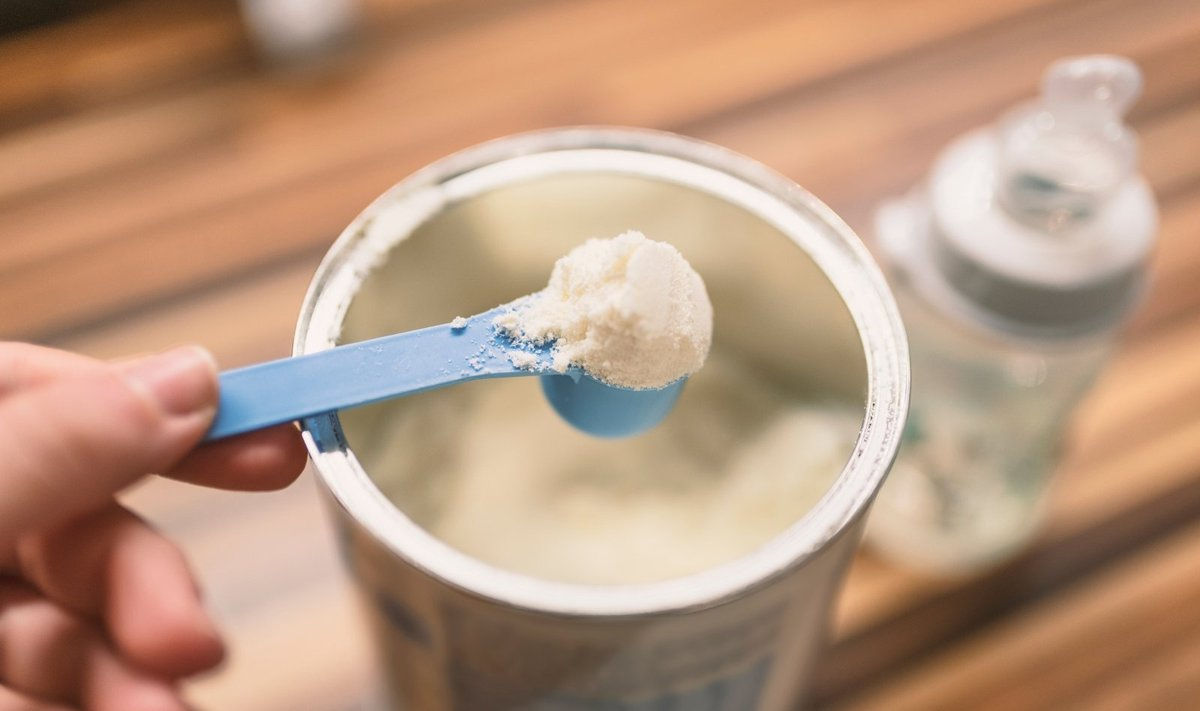 Danone retrage un lot de formule pentru sugari din cauza unor noi recomandări de siguranță.