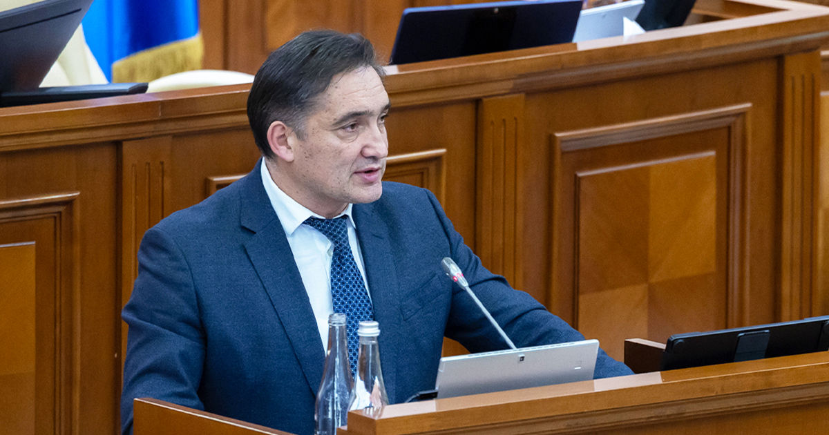Stoianoglo: Instituțiile de stat au numeroase mașini de serviciu care costă sute de milioane de lei.