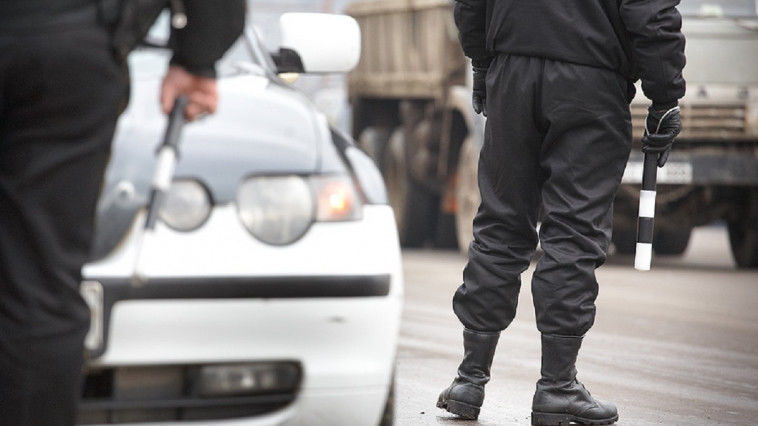 Un echipaj al Inspectoratului Național de Patrulare din Chișinău a găsit un copil minor rătăcit. Foto: autostrada.md