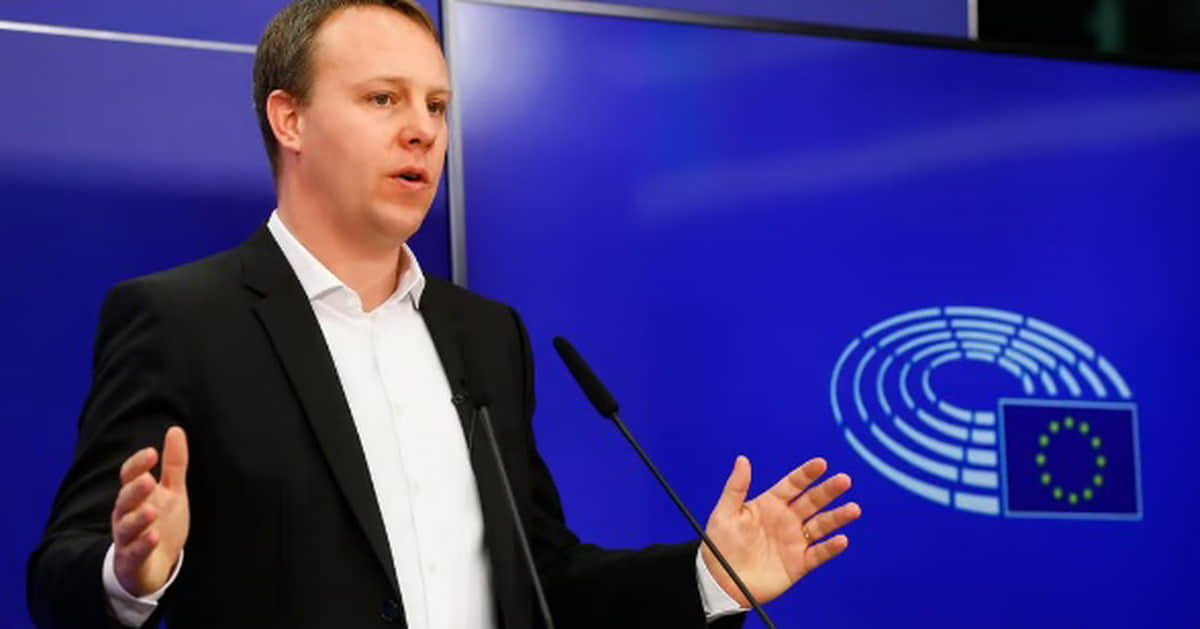 Немецкий евродепутат разоблачил попытку слежки за собой, подозревает власти Венгрии.