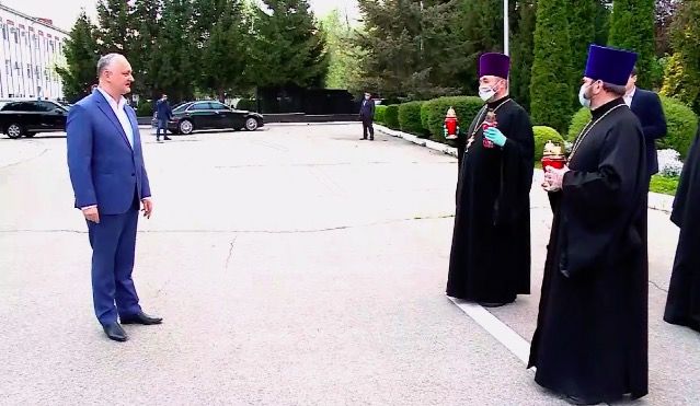 Додон пообещал священнослужителям отменить штрафы в пасхальную ночь.