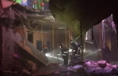 Посетители ночного клуба упали в подвал с высоты примерно в один этаж.