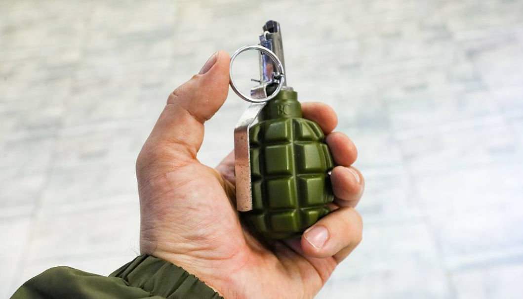 В Риге мужчина бросил шумовую гранату в бар, где собрались журналисты Русской службы BBC