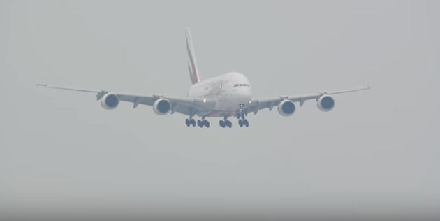 Посадку крупнейшего авиалайнера в шторм сняли на видео.