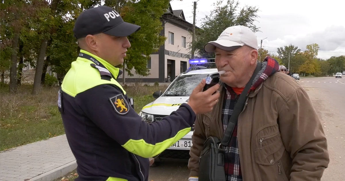Un biciclist care nu a consumat alcool de 40 de ani, testat de polițiști la Căușeni.
