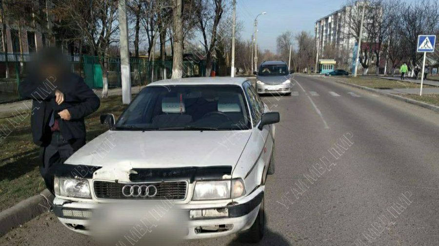 В Бендерах произошло ДТП: водитель сбил школьника на переходе.
