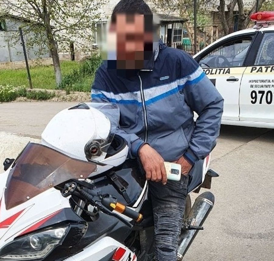 В Чимишлийском районе полицейские остановили пьяного мотоциклиста.