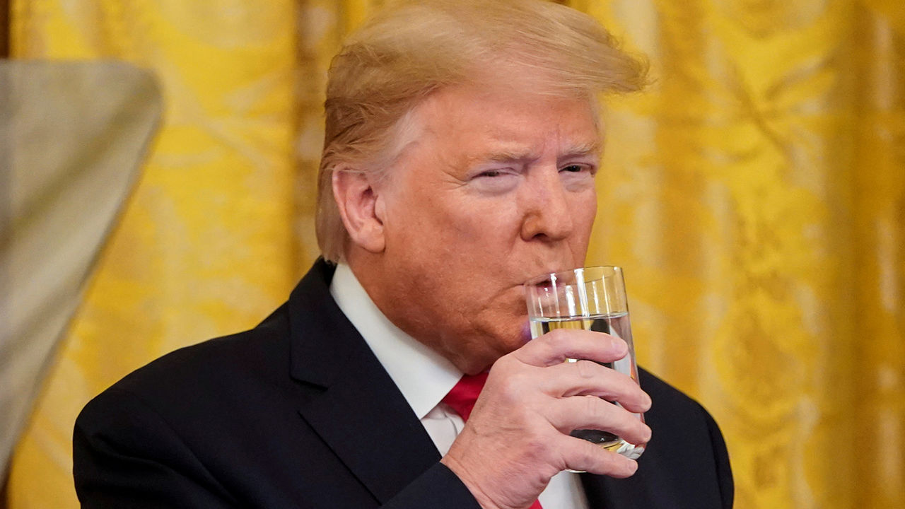 Трамп пожаловался на «унизительные» фейковые фотографии его прически.