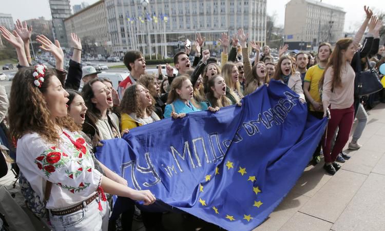 Флэшмоб киевских студентов у посольства Нидерландов "Украина и Европа: сильны вместе". Фото: Global Look