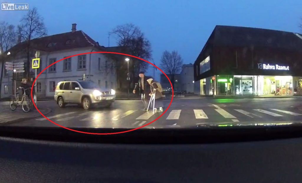 Un șofer a vrut să ajute o bătrână, dar a uitat să tragă frâna de mână.