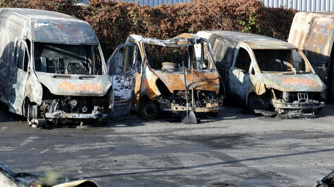 Во Франции в новогоднюю ночь сожгли почти тысячу автомобилей.