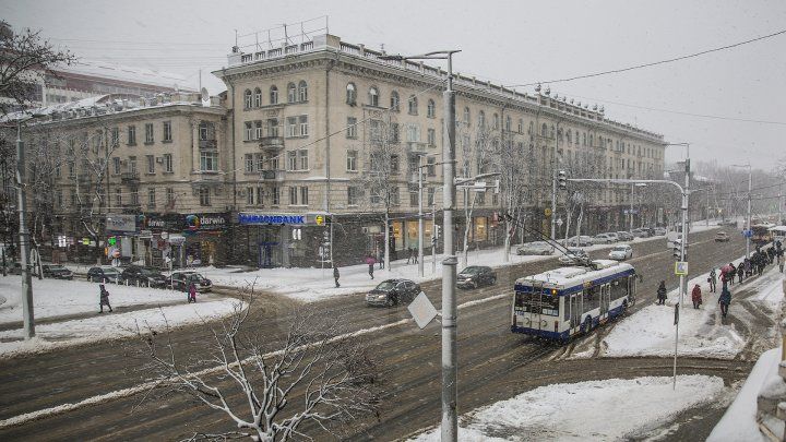 În curțile deszăpezite stratul de zăpadă a depășit 10 centimetri