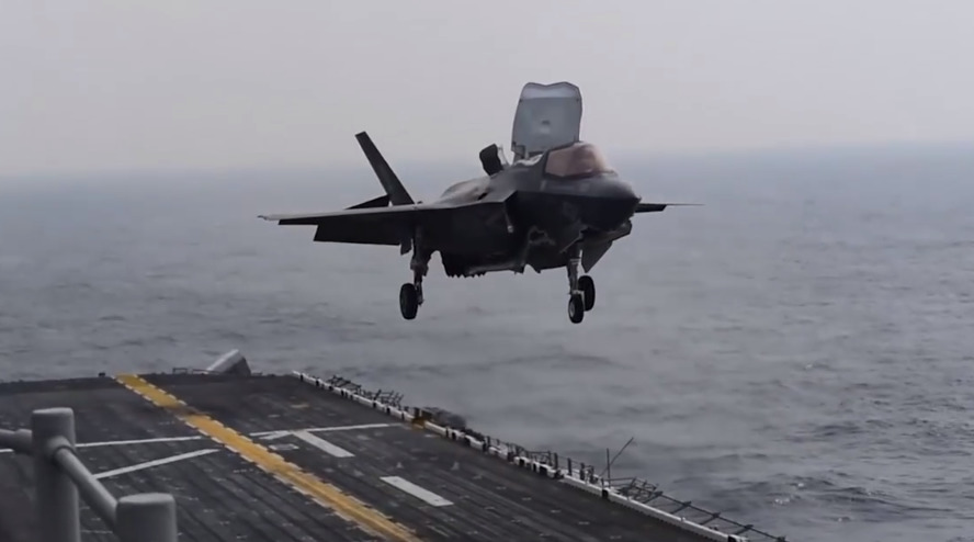 Боевой F-35B вертикально сел.