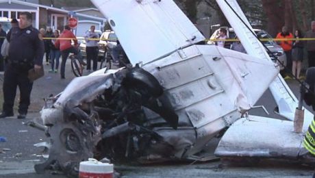 Un avion cu pasageri la bord s-a prăbuşit într-o zonă rezidenţială din New York. Foto: mediafax.ro