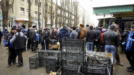 Женщины говорят, что сотрудники правоохранительных органов ежедневно отбирают у них товар.