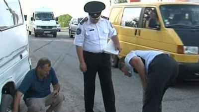 Microbuzul, se întorcea de la o nuntă şi s-a lovit frontal cu un automobil de marca Renault.
