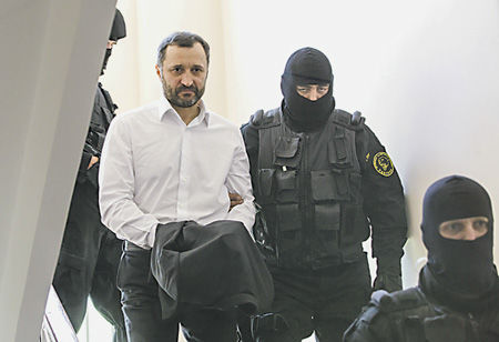 Владимир Филат был задержан 15 октября 2015 года офицерами по борьбе с коррупцией и впоследствии арестован.
