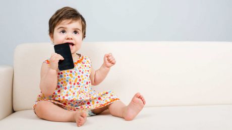 Un tânăr și-a vândut bebelușul pentru a-și cumpăra iPhone. Foto: nymag.com