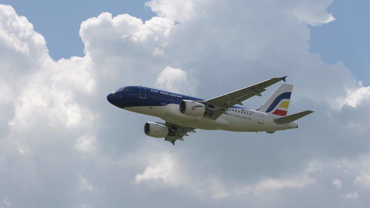 Angajații Air Moldova solicită autorităților salvarea companiei