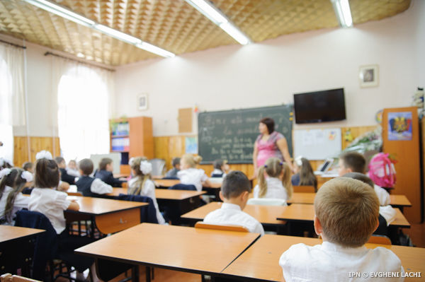 Elevii din clasele primare ar putea scăpa de teme pentru acasă 