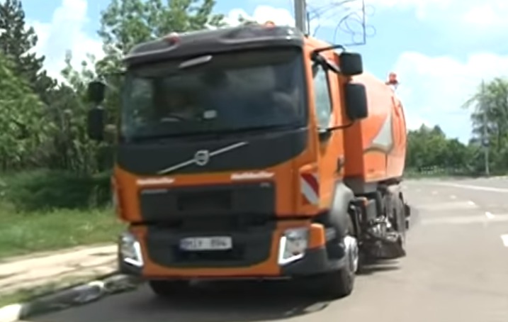 Уборочная машина, подаренная Усатым, приступила к работе в Бельцах.