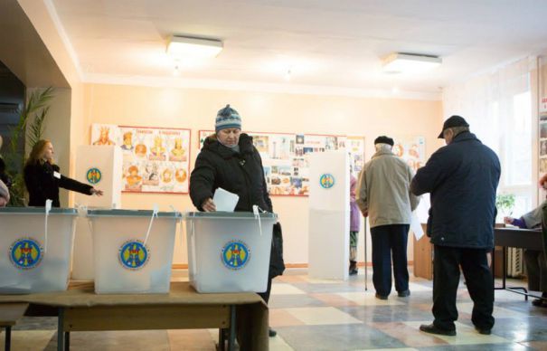 Concurenții tind să-și lustruiască imaginea oferind cadouri instituțiilor publice și cetățenilor. Foto: evz.ro