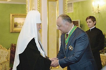 Во время визита в российскую столицу президент Молдавии Игорь Додон получил орден из рук патриарха Кирилла. 