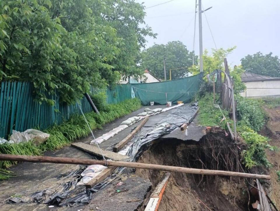 IGSU continuă intervențiile pentru lichidarea consecințelor ploilor torențiale care au afectat întreaga țară.
