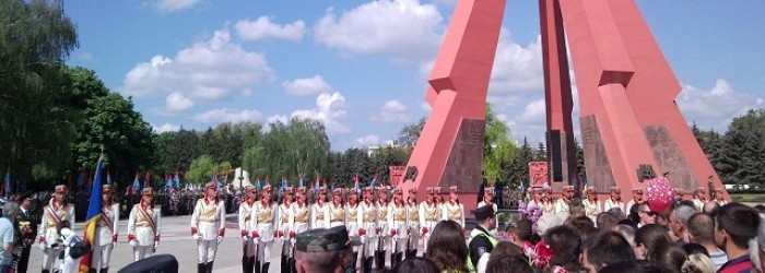 Спикер парламента Игорь Корман, выступая перед собравшимися, заявил, что "наш долг не повторять ошибок прошлого и избежать войны".