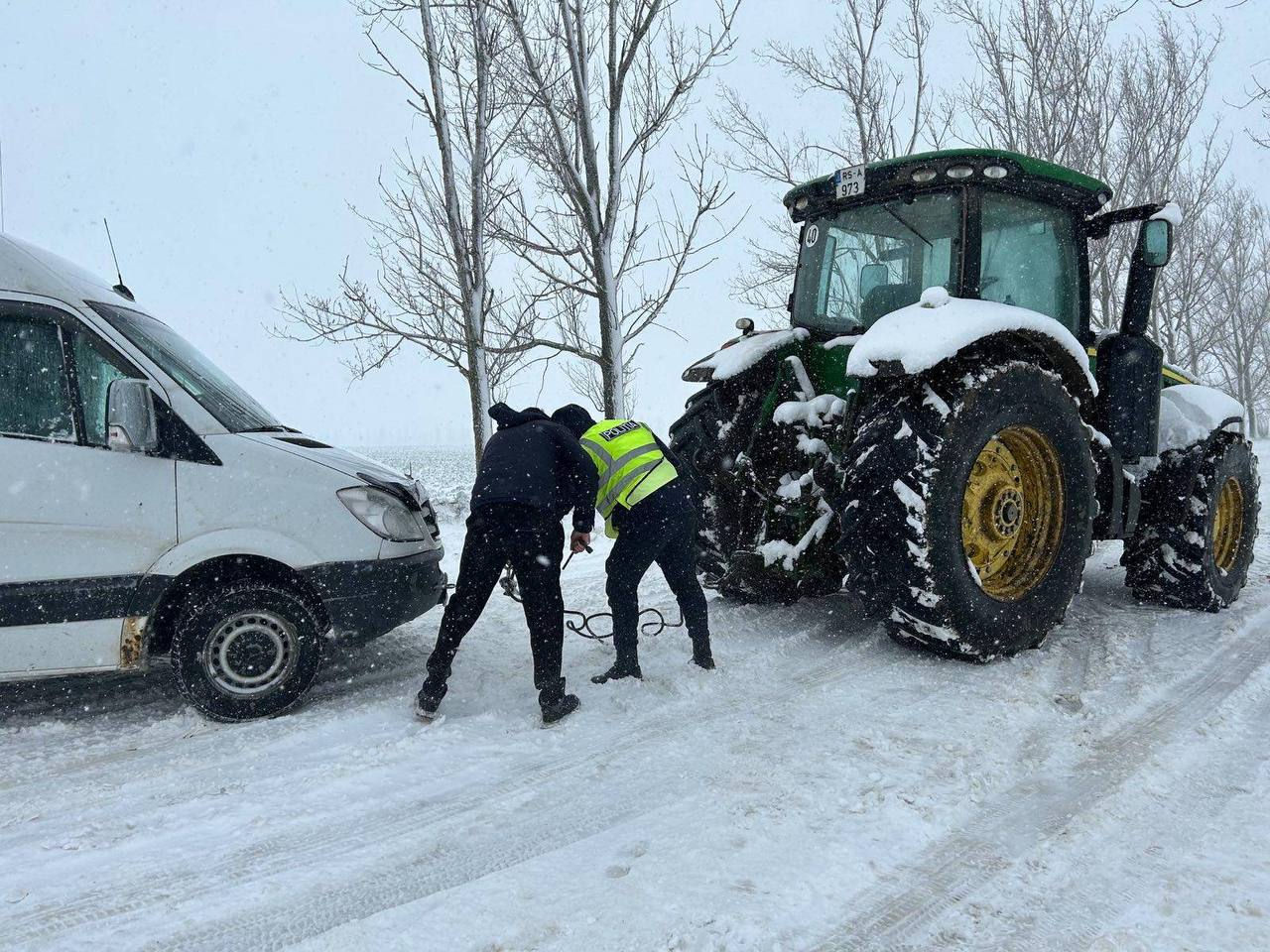 Полиция призывает водителей к осторожности из-за погодных условий.