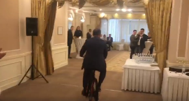 Опубликованное видео вызвало большое количество ироничных комментариев пользователей соцсети.
