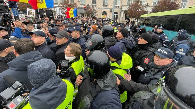В Кишиневе задержали более 60 манифестантов.