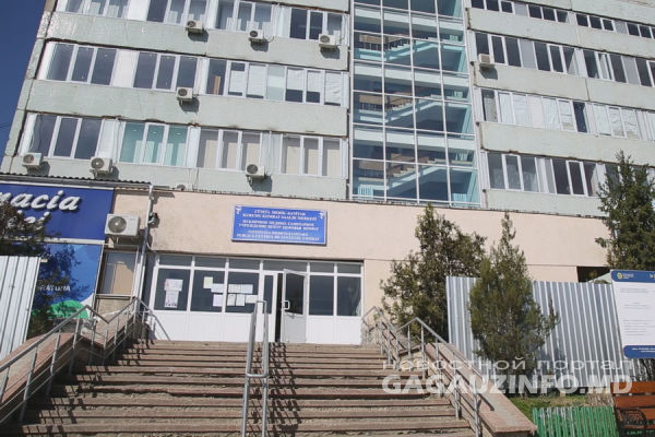Чтобы попасть в здание Центра здоровья нужно заранее записаться на прием к семейному доктору.