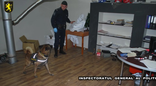 Trei bărbați din capitală au fost reținuți fiind suspectați de producerea și comercializarea substanțelor narcotice. Foto: igp.md