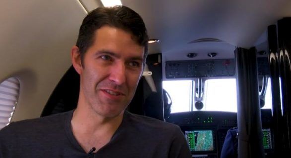 La muncă cu avionul: Ce îl motivează să facă naveta de 600 km într-o direcție. Foto: independent.md