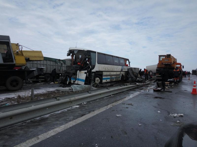 По данным спасателей, в аварии участвовало шесть транспортных средств.