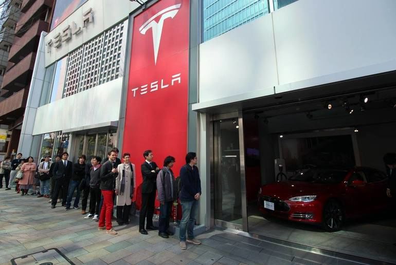 Tesla Motors a concediat sute de angajaţi, după evaluările de performanţă. 