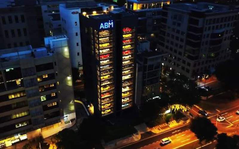 Un dealer auto din Singapore a construit un automat de masini de lux. 