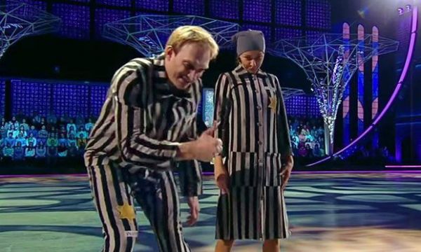 Tatiana Nakva şi actorul Andrei Burkovski, au apărut în uniformele în dungi în cadrul show-ului de televiziune „Ice Age”.