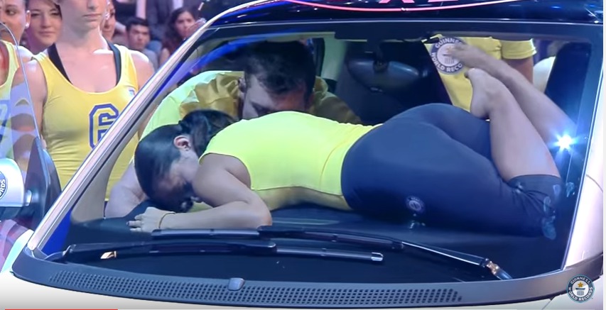 В маленький Smart ForTwo поместились 20 красавиц.