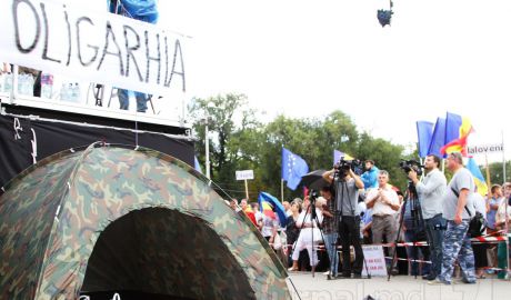 Zeci de oameni au adus mâncare şi apă protestatarilor din PMAN. Foto: jurnal.md