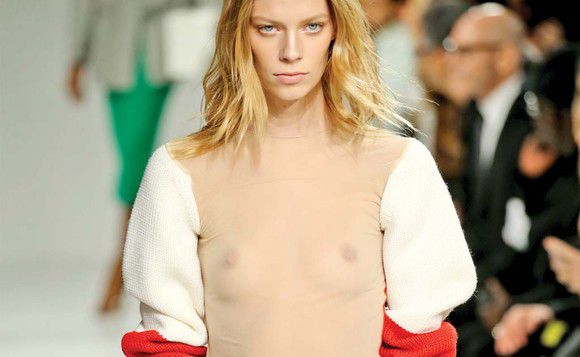 Calvin Klein: Se poartă puloverele cu vedere la sâni. Foto: click.ro